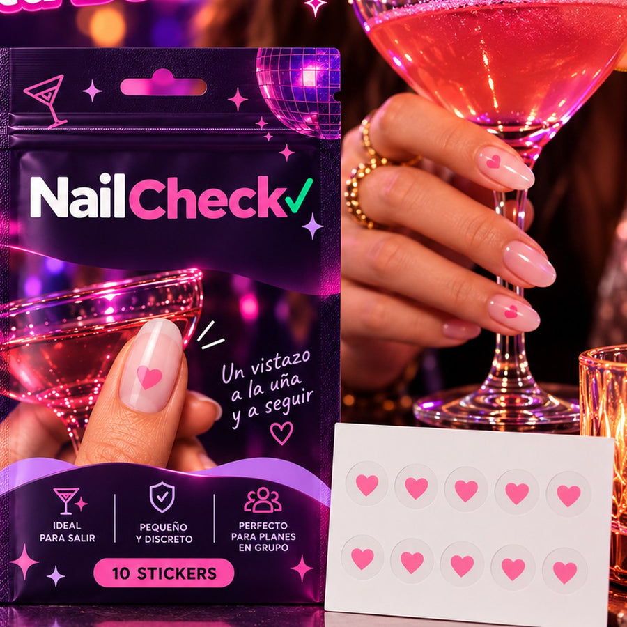 Mano con pegatinas NailCheck en las uñas sujetando una copa